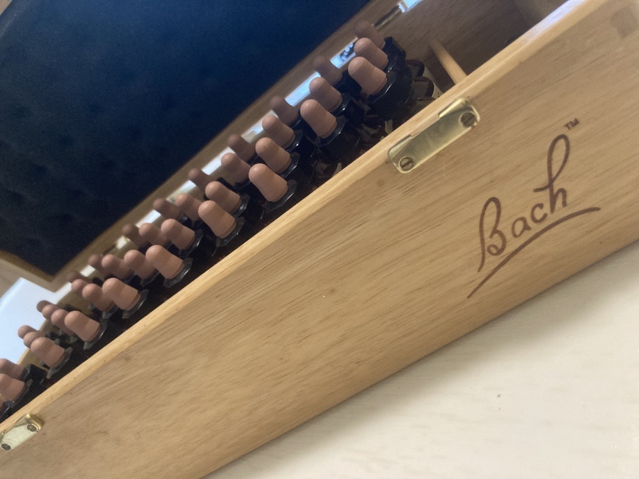 Holzkiste mit Bachblüten-Essenzen